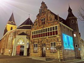 Blik in het museum door de buitenmuur